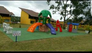 un parque infantil con tobogán y estructura de juegos en Winterville Gravata, en Gravatá