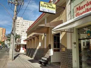 un cartel de hotel sig polka en el lateral de un edificio en Hotel São Paulo en Poços de Caldas