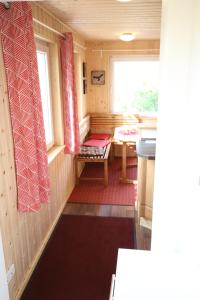 een kleine kamer met een tafel en stoelen in een trein bij Ferienhaus Apfelstädt in Tambach-Dietharz