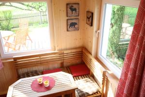 een kamer met een sauna met een tafel en een raam bij Ferienhaus Apfelstädt in Tambach-Dietharz