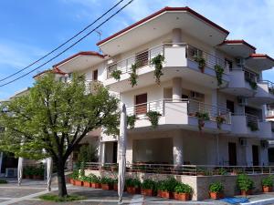 un edificio bianco con piante sui balconi di Al Mare a Asprovalta