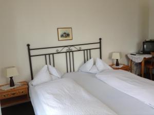 
A bed or beds in a room at Pension Latemar
