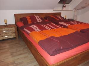 ノルトダイヒにあるFerienwohnung Kleineの大きな木製ベッドが備わるウッドフロアのベッドルームです。