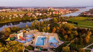 una vista aérea de un complejo con un parque acuático en Apartments Andrej, en Ptuj