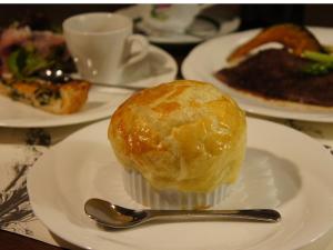 a pastry on a plate with a spoon on a table at Guesthouse Kreutzer in Chino