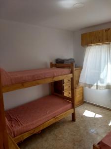 ラス・トニナスにあるMajomi Las Toninasの二段ベッドが2つと窓のある部屋