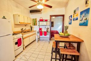Cucina o angolo cottura di Coconut Palms Inn