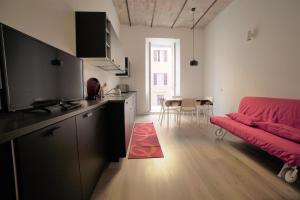 sala de estar con sofá rojo y cocina en Arcadia apartments en Roma