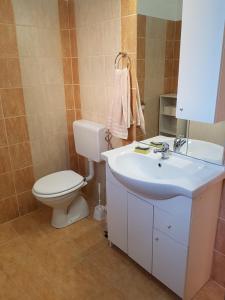 Koupelna v ubytování Dunakeszi Nap Apartman + 8 fotografií