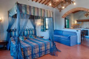 カーゾレ・デルザにあるPodere La Ciabattaのベッドルーム(青いベッド1台、ソファ付)