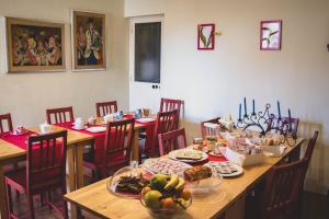 Jedlo v ubytovaní bed & breakfast alebo blízkom okolí