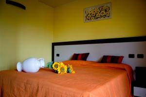 a bedroom with a bed with flowers on it at Agriturismo Monbertola in Govone