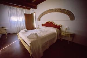 a bedroom with a large bed with towels on it at Villa La Lolliana in Monestirolo