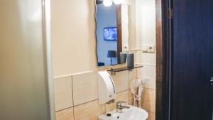 TV a/nebo společenská místnost v ubytování Bella Riga Hotel with Self-Check in