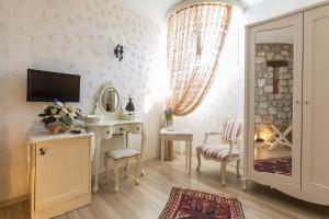 a dressing room with a vanity and a mirror at Chigdem Hotel-Special Category in Alaçatı