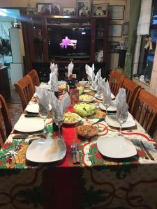 una mesa con un mantel de Navidad con comida. en Hospedaje María Elena, en Coyhaique
