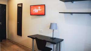 TV a/nebo společenská místnost v ubytování Bella Riga Hotel with Self-Check in