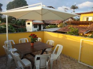 カボ・フリオにあるVila do Sossegoの木製テーブルと椅子