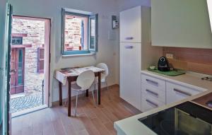 een keuken met een tafel en stoelen en een raam bij Casa Nella in Urbino