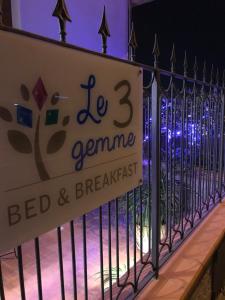 ポンペイにあるLe Tre Gemmeのベッド&ブレックファーストのゲート上のサイン