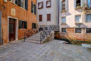 a group of buildings with stairs in front of a building at The Lion's House APT2 in Venice