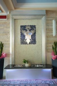 リド・ディ・イエゾロにあるHotel Toledoの鷲の絵付き壁