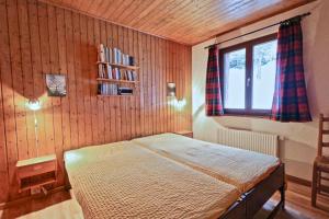 1 dormitorio con 1 cama en una habitación con ventana en Modern and well equipped apartment, 500m from the 4 Vallées ski area, en Agettes