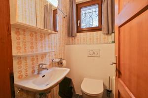 baño con lavabo y aseo y ventana en Modern and well equipped apartment, 500m from the 4 Vallées ski area, en Agettes