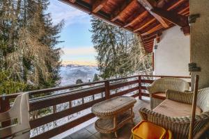 En balkon eller terrasse på Modern and well equipped apartment, 500m from the 4 Vallées ski area