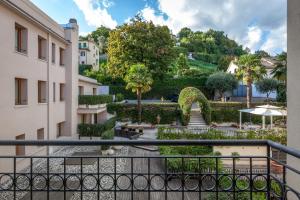uma vista para um jardim a partir da varanda de um edifício em Hotel Canon d'Oro em Conegliano