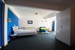 una camera con letto e parete blu di Family Hotel Four Seasons Tsarevo a Tsarevo