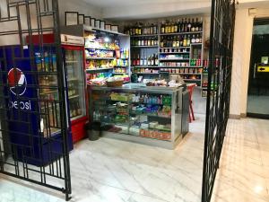 Supermarket nebo jiné obchody v  hotelu nebo okolí