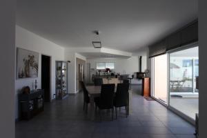 a kitchen and dining room with a table and chairs at le chat botté77 in Jossigny