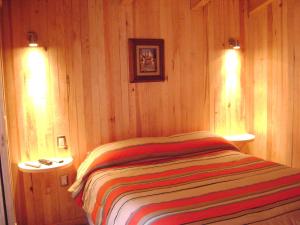 Säng eller sängar i ett rum på Cabañas El Estribo Hotel