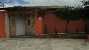 un edificio in mattoni rossi con garage bianco di Casa da Dinda a Pirenópolis