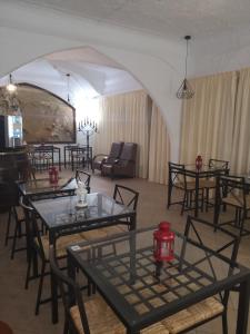 grupa stołów i krzeseł w pokoju w obiekcie Hotel Nazareth w Lizbonie