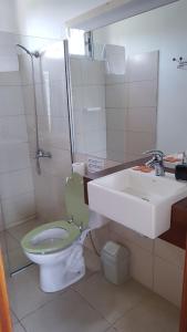 un bagno con un water e un lavandino di Hotel Playa Chihuahua a Punta del Este