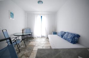 Posezení v ubytování Serenity Kythnos + 18 fotografií