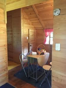 um quarto com uma mesa e cadeiras num camarote em Chalets Amarelo em Suesca