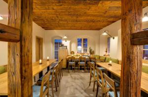 comedor con mesas y sillas de madera en Boutique Hotel grüner Zweig, en Schlettau