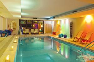 Bazén v ubytování Roccafiore Wine Resort & Spa nebo v jeho okolí