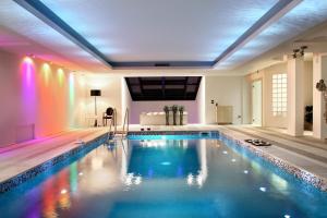 Bazén v ubytování Roccafiore Wine Resort & Spa nebo v jeho okolí