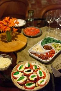 una mesa de madera con platos de comida. en Las Palomas Bed & Breakfast (16 y Mayores) en San Juan Cosalá