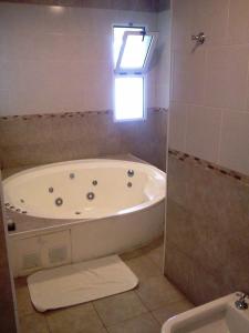 a bathroom with a bath tub and a window at H2O Termal in Concordia