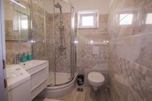 Ένα μπάνιο στο Apartments Meira br4 +33 φωτογραφίες