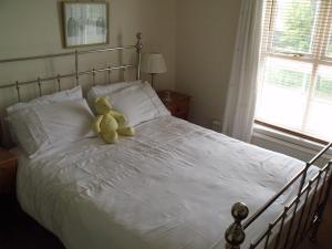 A bed or beds in a room at Lilly's Pad 