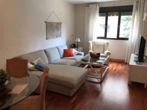 sala de estar con sofá y mesa en Villa de Madrid 17, en Huelva
