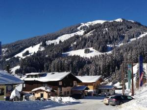 une montagne enneigée en face d'un lodge de ski dans l'établissement Gastehaus Egger, à Mittersill