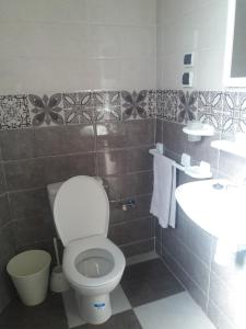 La salle de bains est pourvue de toilettes et d'un lavabo. dans l'établissement Appartement Pour Couple et Famille, à Essaouira