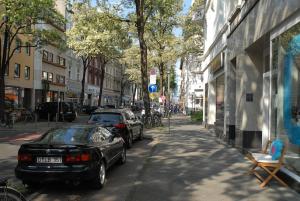 two cars parked on the side of a city street at Düsselapp in Düsseldorf